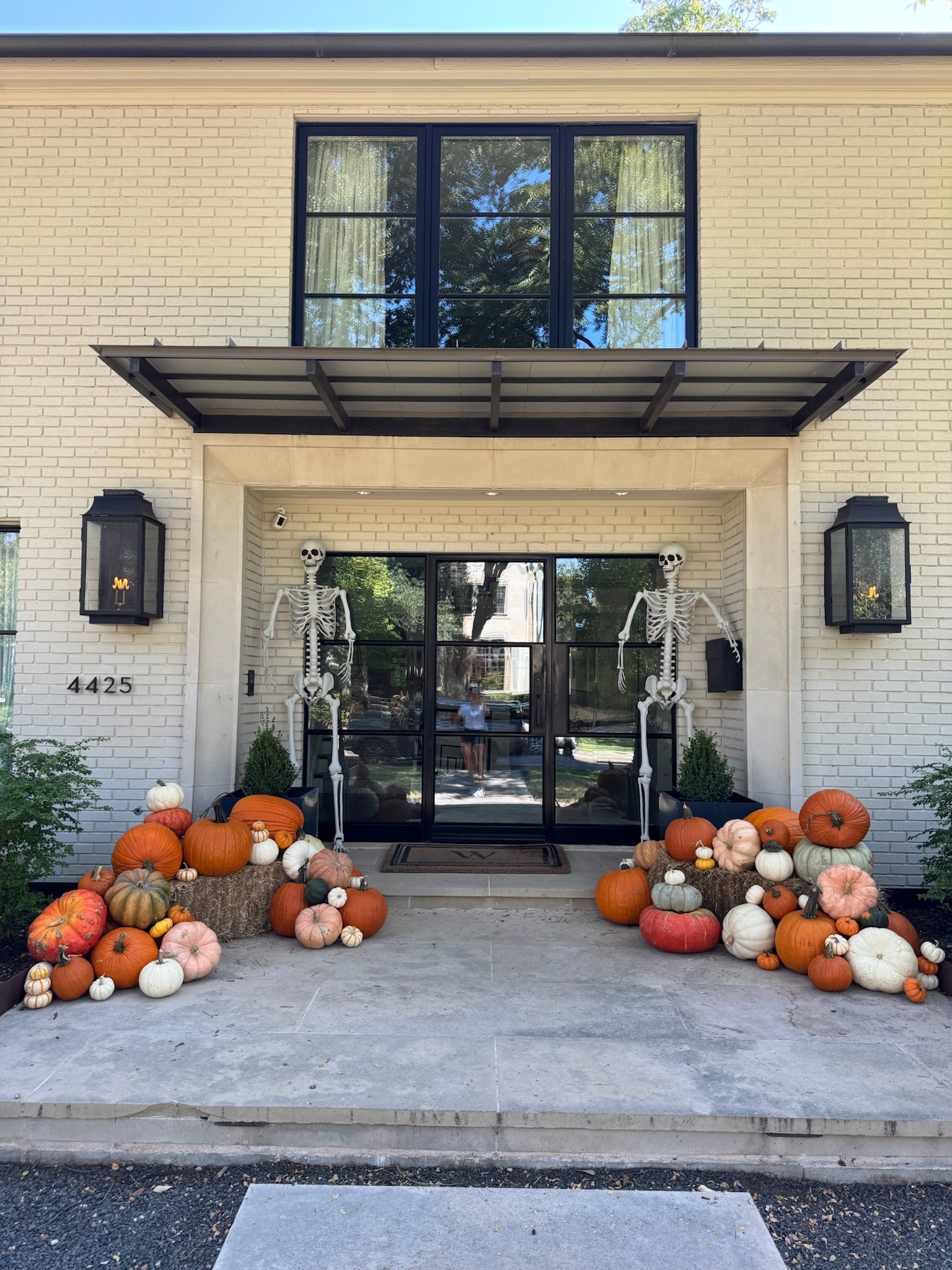 Package B – Deluxe Porch Pumpkin Display
