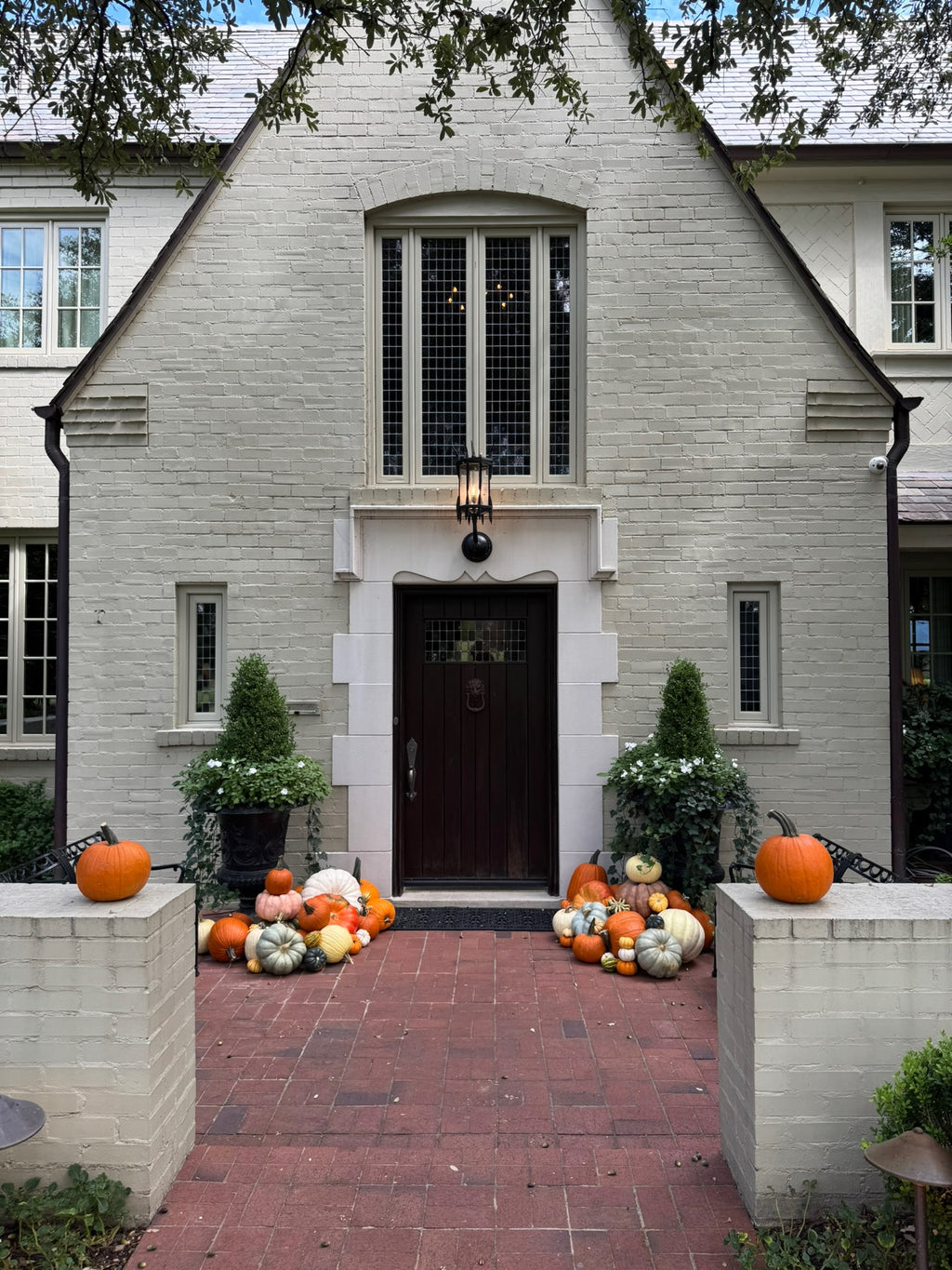 Package C – Classic Porch Pumpkin Display