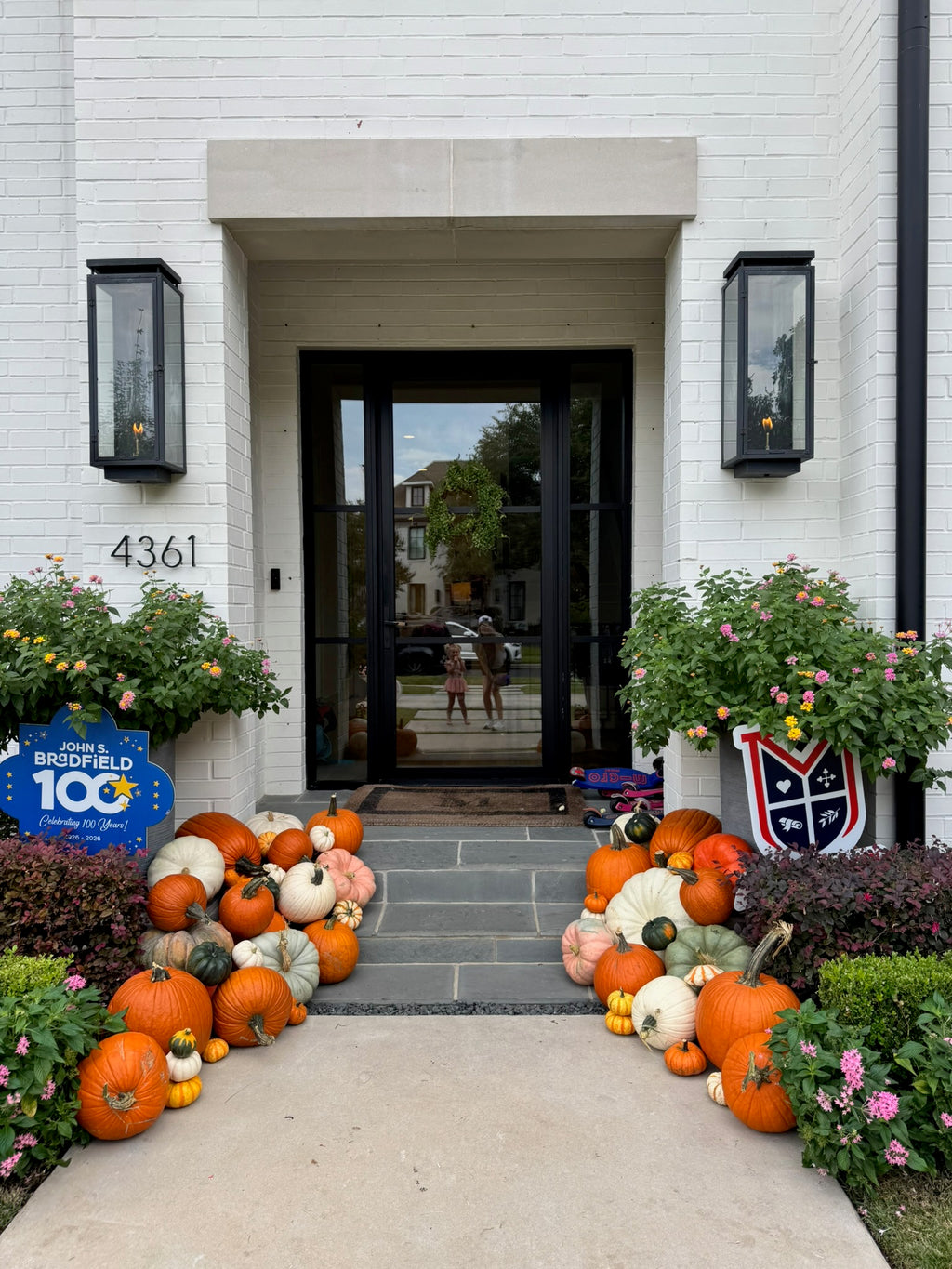 Package C – Classic Porch Pumpkin Display